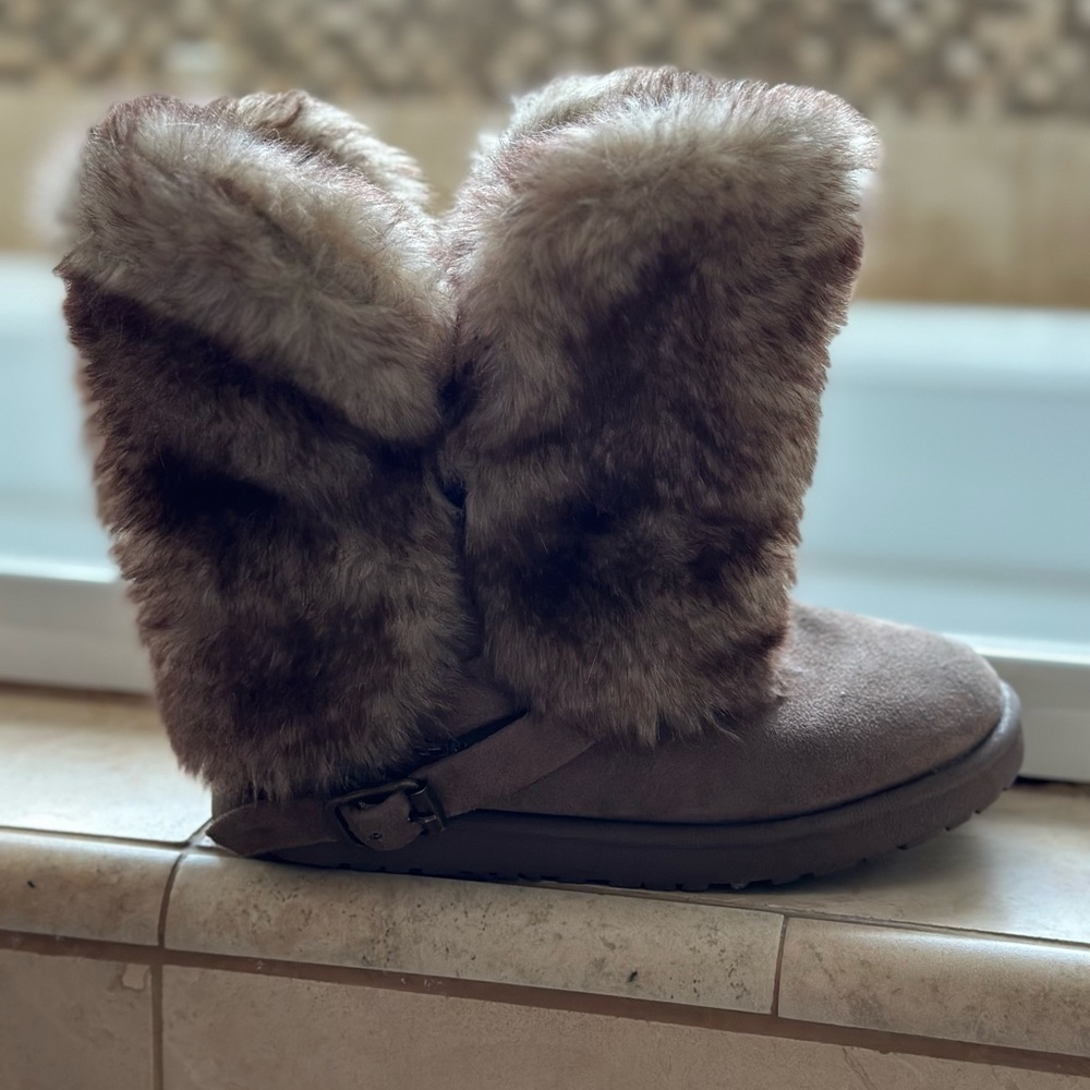 Kid’s fuzzy boots